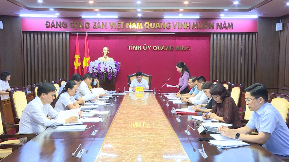 Đồng chí Nguyễn Thị Hạnh, Phó Chủ tịch UBND tỉnh báo cáo công tác trang trí khánh tiết chuẩn bị phục vụ Đại hội đại biểu Đảng bộ tỉnh lần thứ XV
