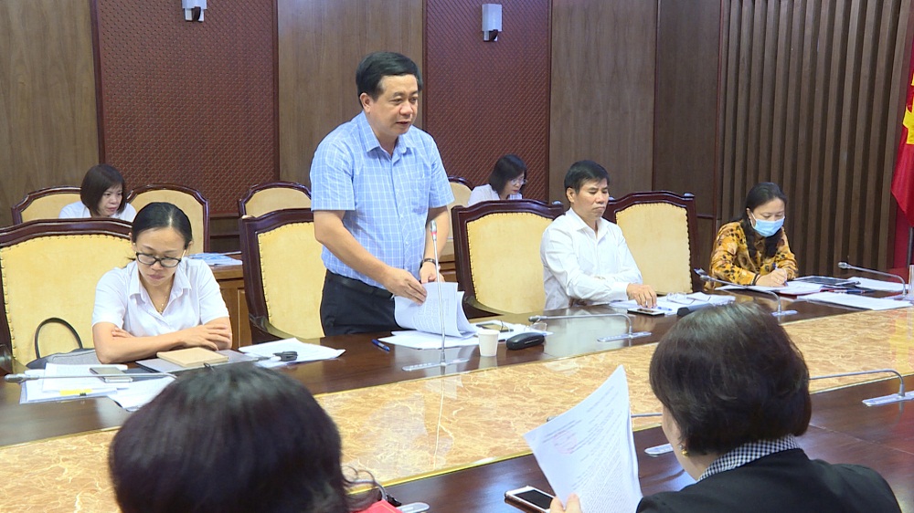 Đồng chí Mai Vũ Tuấn, Giám đốc Trung tâm Truyền thông tỉnh báo cáo công tác tuyên truyền trên các hạ tầng Trung tâm Truyền thông tỉnh Quảng Ninh