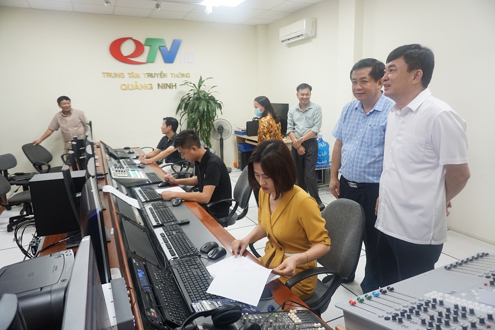 Phó Bí thư Thường trực Tỉnh uỷ Ngô Hoàng Ngân thăm và kiểm tra công tác tuyên truyền tại Trung tâm Truyền thông tỉnh.