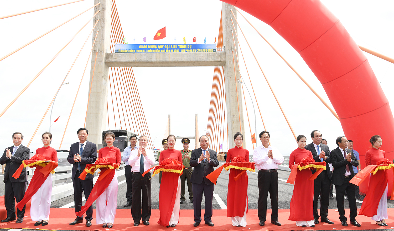 Cầu Bạch Đằng là một trong những công trình GT-VT có tác động mạnh mẽ đến sự phát triển kinh tế - xã hội của tỉnh.