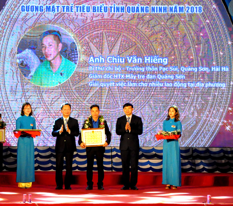 Anh Chìu Văn Hiếng (giữa) trong Lễ tuyên dương gương mặt trẻ, tài năng trẻ tiêu biểu tỉnh Quảng Ninh, tháng 3/2019.