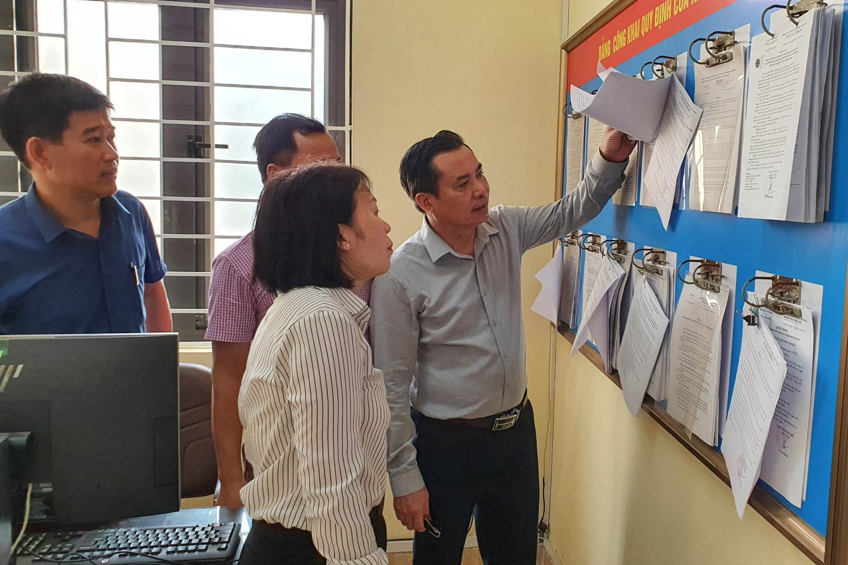 Đoàn công tác MTTQ tỉnh kiểm tra việc niêm yết công khai tại trụ sở UBND phường Nam Hòa (TX Quảng Yên) kết quả lấy ý kiến người dân về xây dựng NTM của thị xã.