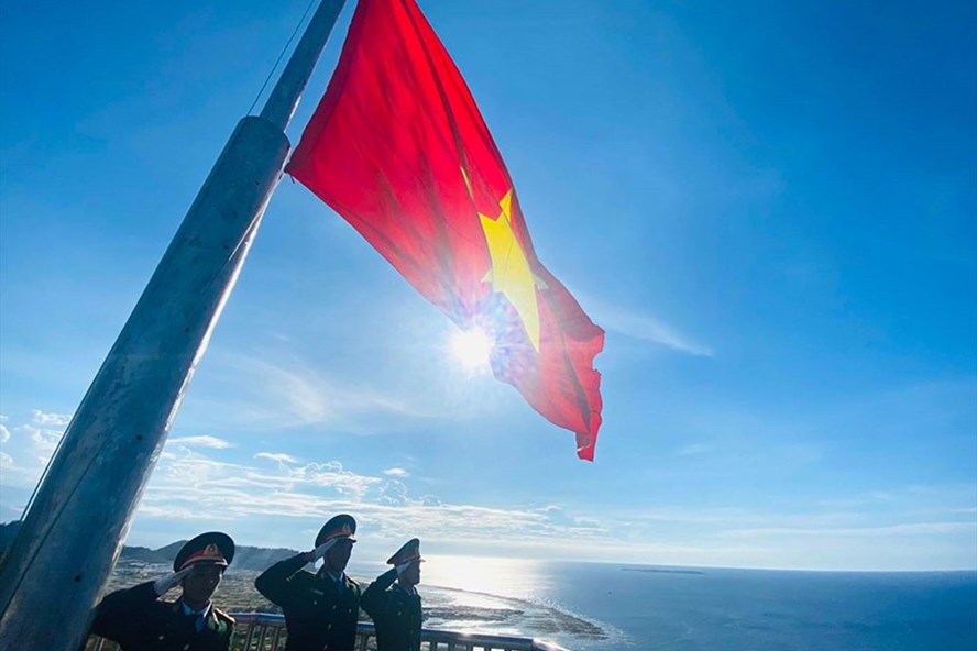 Lễ thượng cờ trên đỉnh núi Thới Lới, huyện đảo Lý Sơn, Quảng Ngãi. Ảnh: Hồng Vĩnh