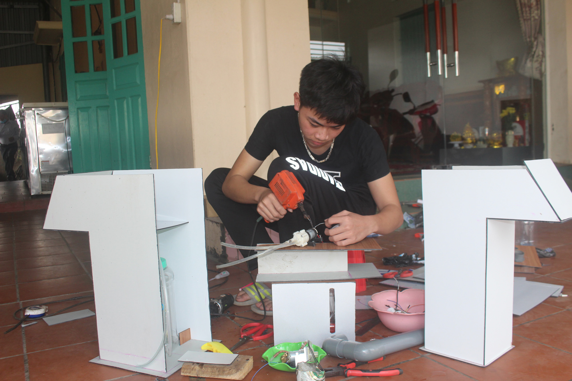 Em Nguyễn Tuấn Linh tự tay chế tạo máy rửa tay sát khuẩn tự động.