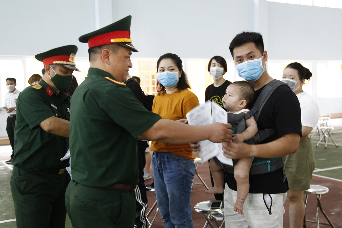 Thượng tá Nguyễn Tiến Vinh, Trung đoàn trưởng Trung đoàn 24, trao giấy chứng nhận cho các công dân.