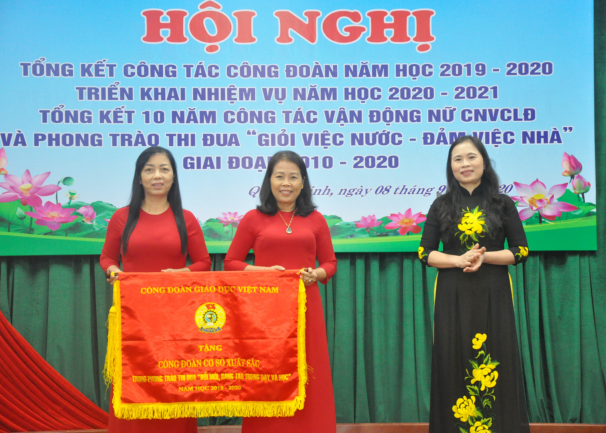 Lãnh đạo Công đoàn ngành Giáo dục Việt Nam tặng cờ  tập thể có thành tích xuất sắc năm học 2019-2020.
