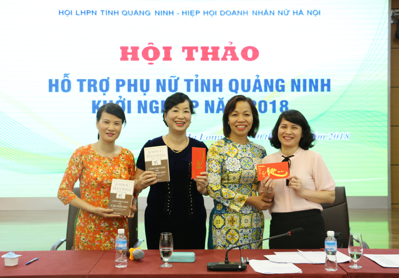 Chị Hà Thị Thu Thanh (thứ 3, trái sang), Chủ tịch Hiệp hội Doanh nhân nữ Hà Nội tặng sách về kinh nghiệm khởi nghiệp cho cán bộ, hội viên, nữ doanh nhân tỉnh Quảng Ninh