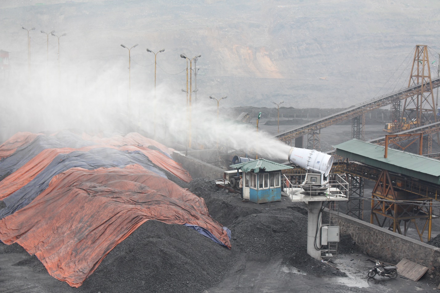 Hàng loạt máy phun sương dập bụi quạt cao áp được lắp trên tại các mỏ than