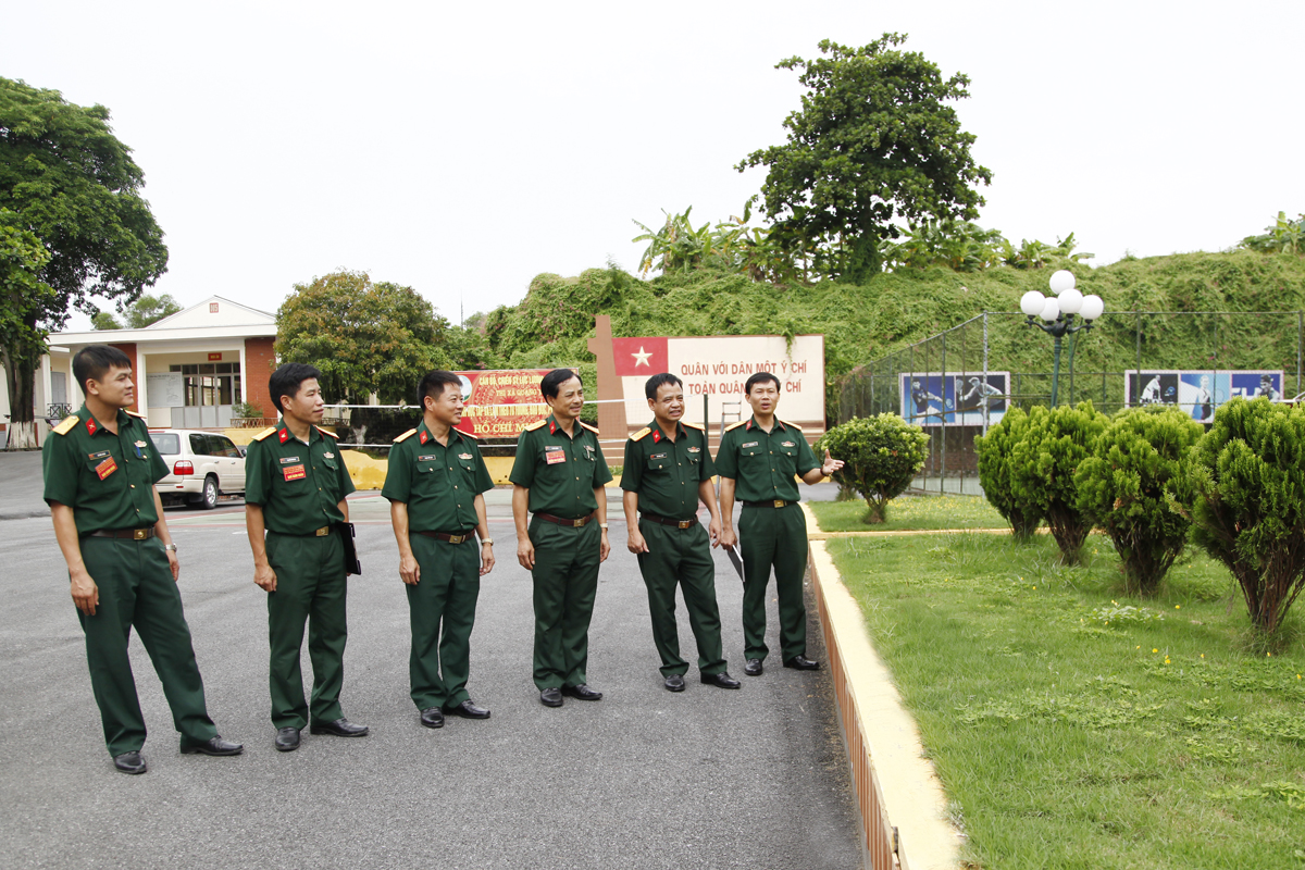 Đoàn công tác chấm thi về công tác bảo đảm vệ sinh môi trường doanh trại xanh, sạch đẹp tại Ban CHQS TX Quảng Yên.