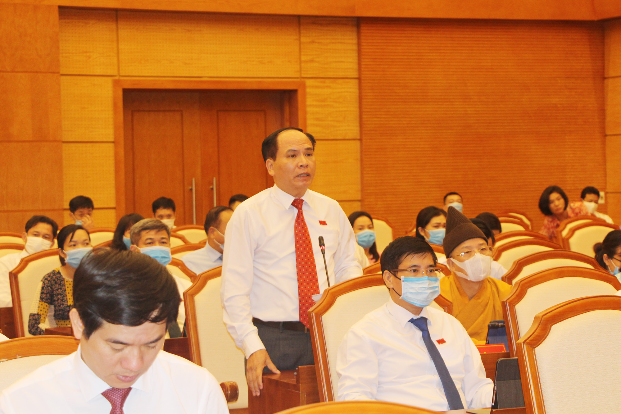 Đại biểu Trần Văn Lâm, tổ đại biểu Uông Bí thảo luận tại kỳ họp.