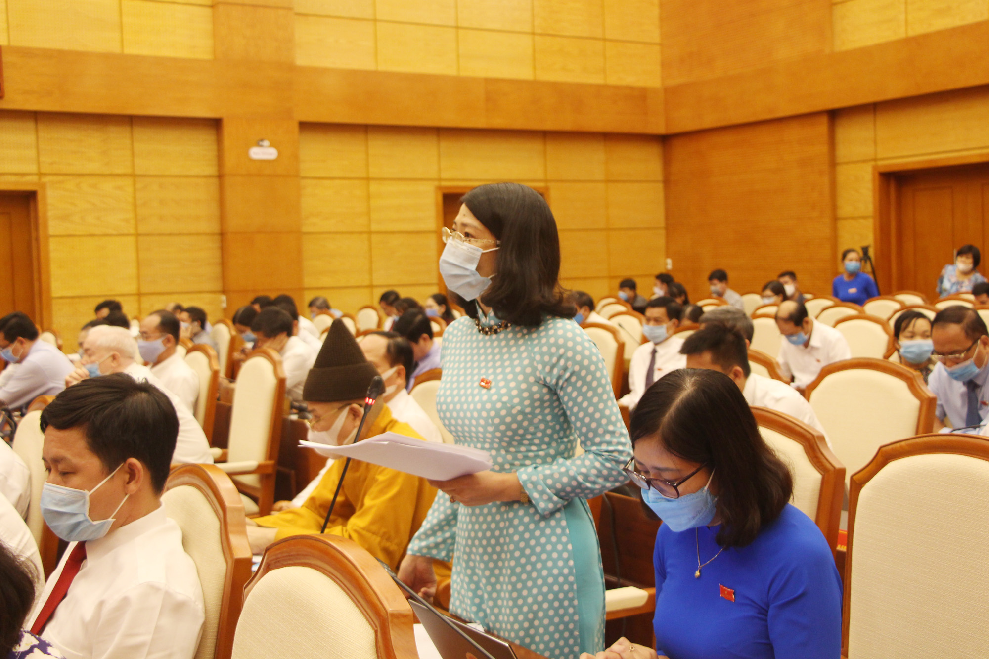 Đại biểu Đỗ Thị Ninh Hường, tổ đại biểu Uông Bí, tham gia ý kiến vào các Tờ trình.