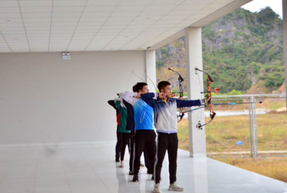 Các VĐV môn bắn cung tập luyện tại trường bắn Trung tâm Huấn luyện và thi đấu thể thao.