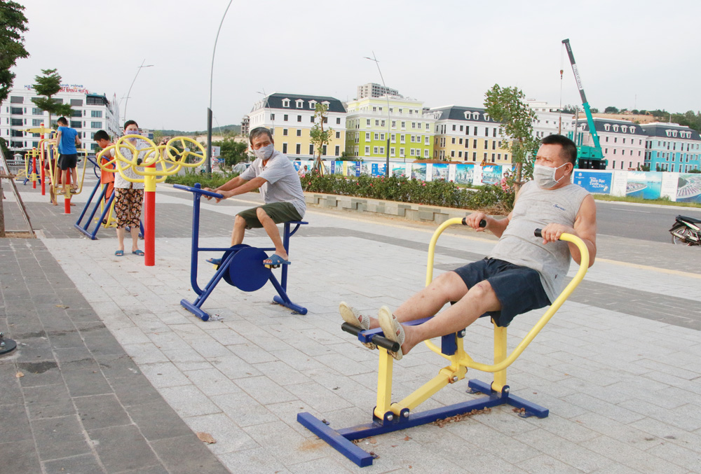 Người dân tập luyện thể dục với các dụng cụ được lắp đặt tại tuyến đường bao biển Bãi Cháy (TP Hạ Long)