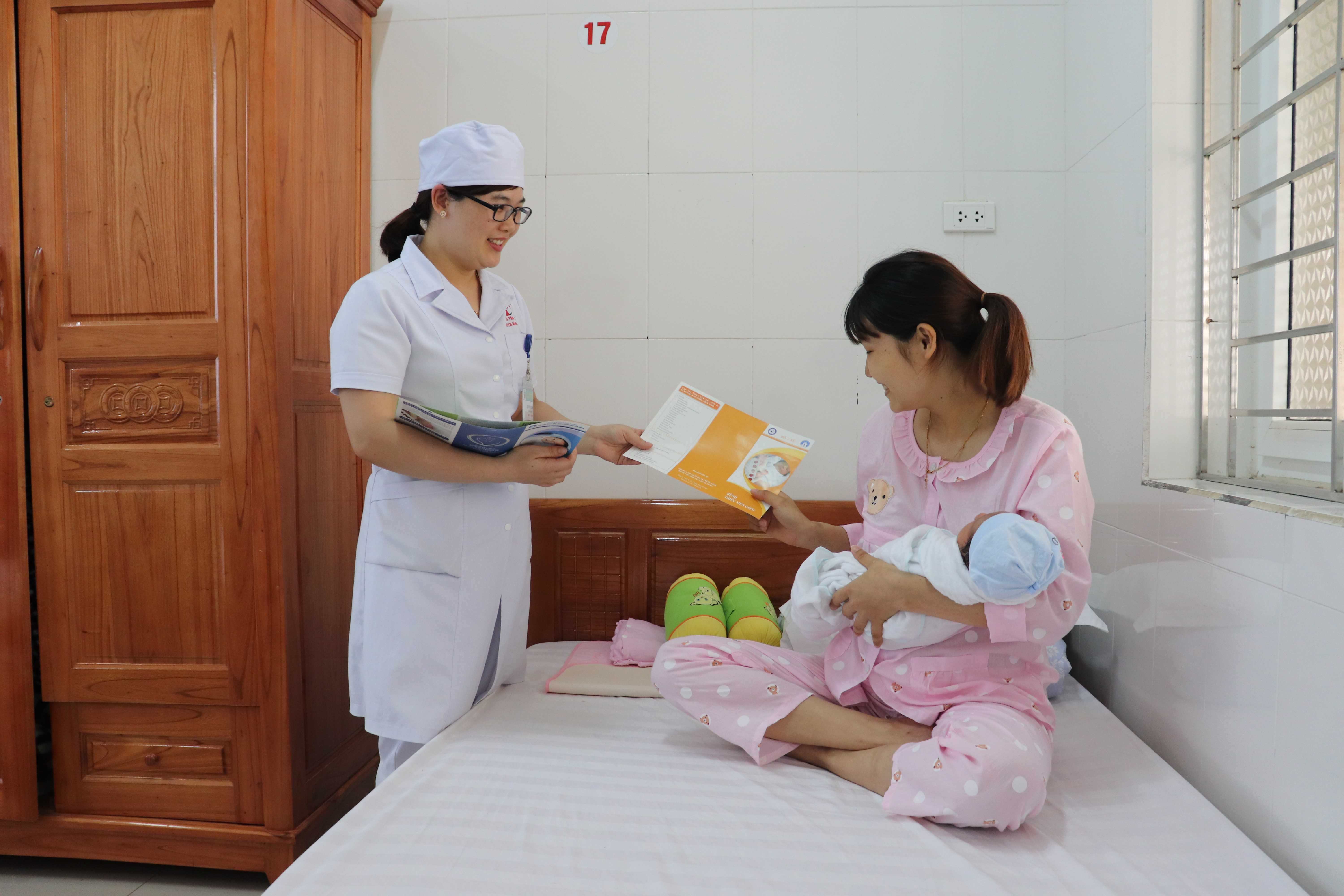 Bác sĩ của Trung tâm Y tế huyện Đầm Hà tư vấn cho sản phụ làm các biện pháp sàng lọc sau sinh