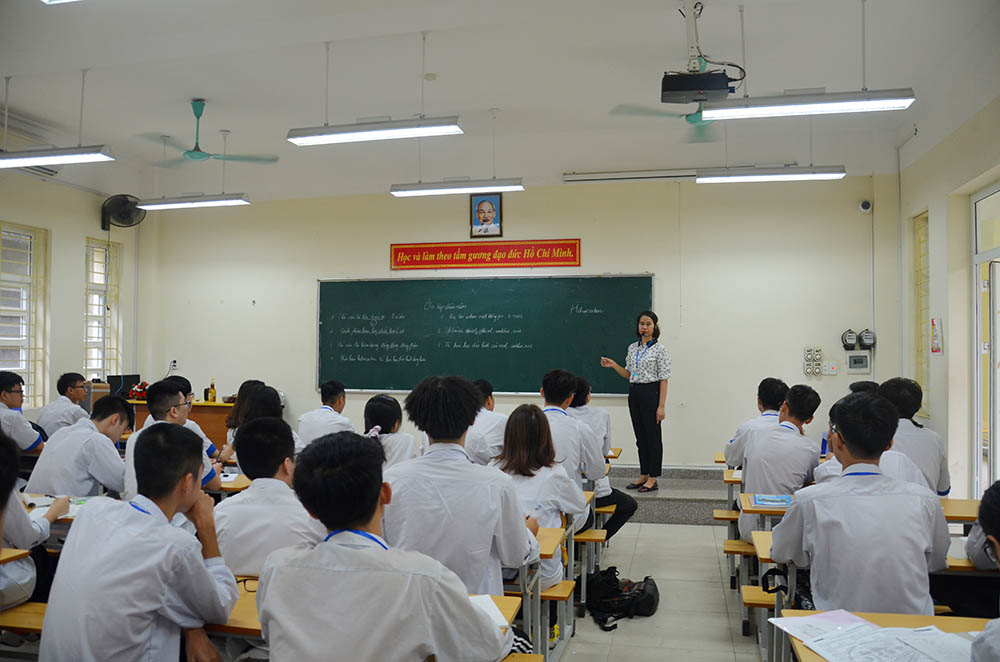Tiết học hóa của học sinh lớp 12, Trường THPT Hòn Gai, TP Hạ Long.