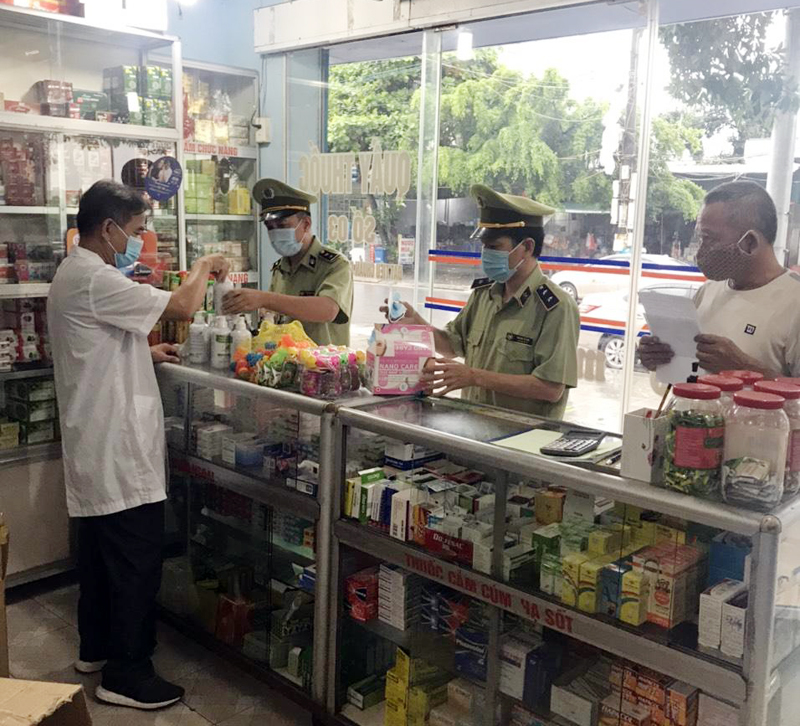 Đội Quản lý Thị trường số 4 kiểm tra các quầy thuốc trên địa bàn TP Móng Cái.