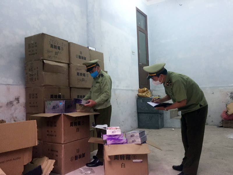 Đội Quản lý thị trường số 4 bắt giữ lô hàng 18 thùng catton chứa 432 lọ mỹ phẩm không rõ nguồn gốc, xuất xứ ngày 5/4.