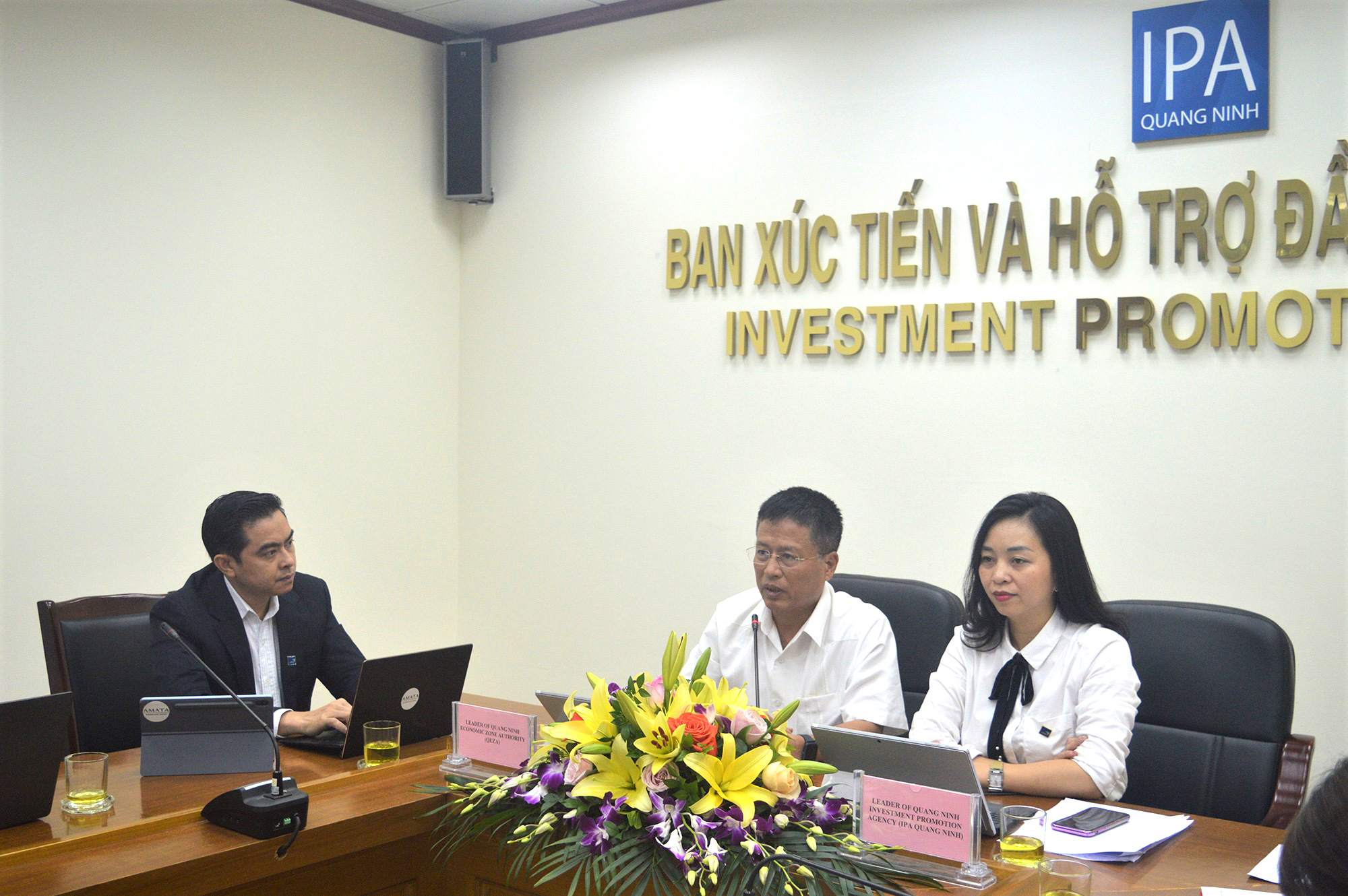 Ông Nguyễn Mạnh Tuấn, Trưởng Ban quản lý Khu kinh tế tỉnh giải đáp thắc mắc của các nhà đầu tư Nhật Bản về chính sách của Quảng Ninh. 
