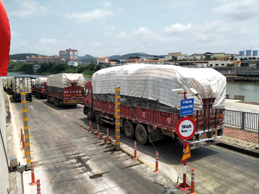 Xuất khẩu hàng hóa qua cầu phao tạm Km3+4.