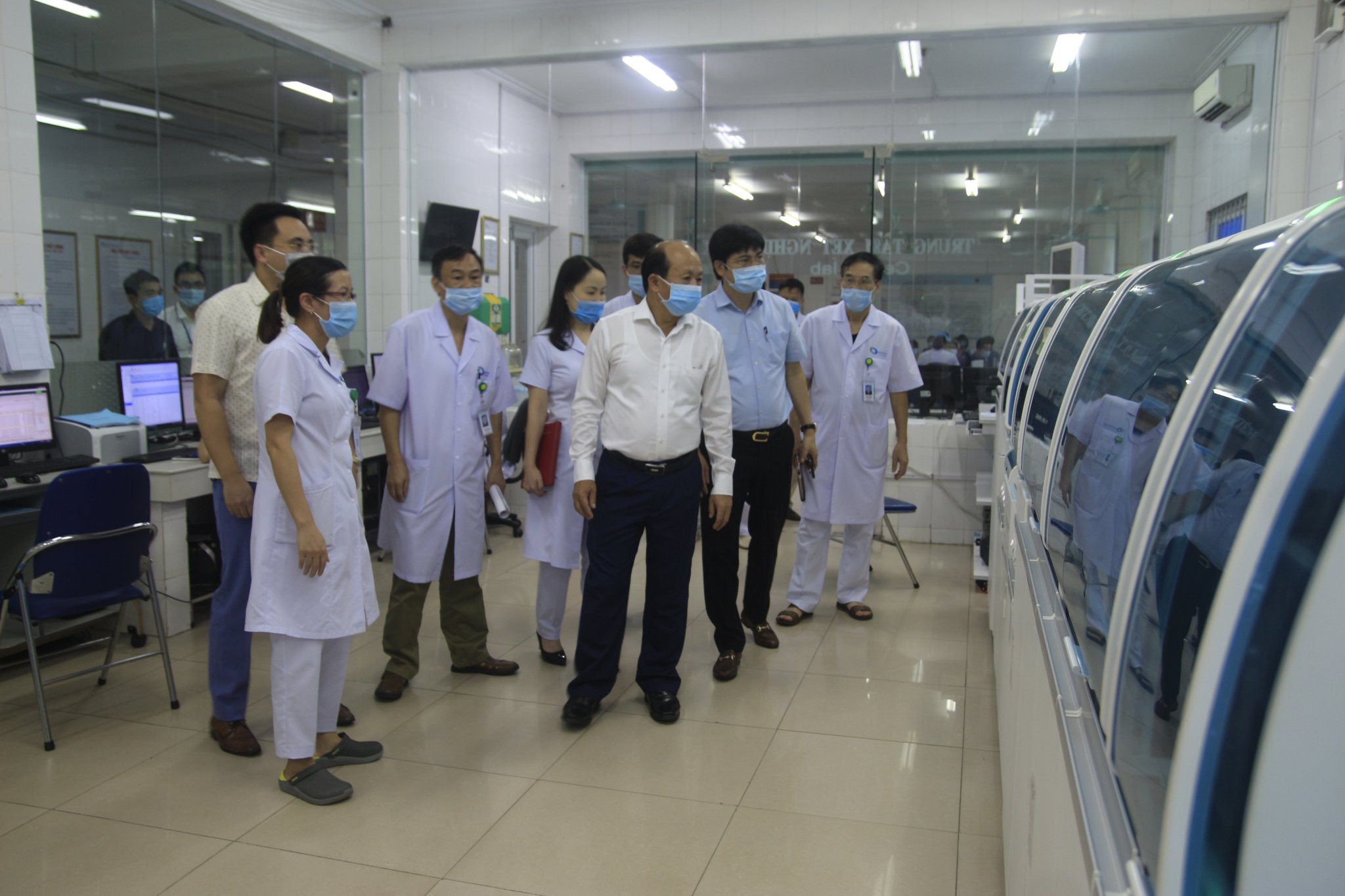 Đồng chí Vũ Xuân Diện kiểm tra công tác chống dịch tại Bệnh viện Bãi Cháy.