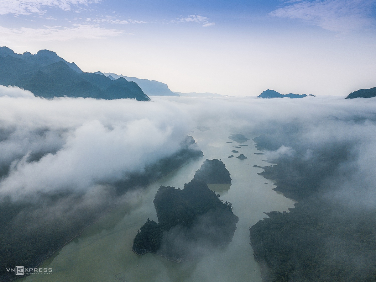 Mây trôi bồng bềnh trên những hòn đảo đá vôi ở Na Hang, nơi vốn được xem như một vùng đất cổ. Hồ Na Hang xuất hiện trong truyền thuyết là nơi chim phượng hoàng bay về, tạo thành 99 ngọn núi, ngày nay được ví là 