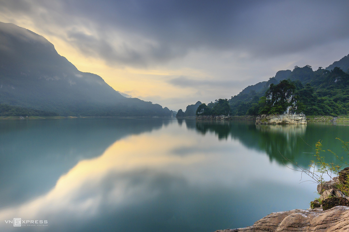 “Na Hang nhìn ở góc nào cũng say đắm lòng người”, anh Tùng Dương chia sẻ khi chụp ảnh ở dãy núi soi bóng đối xứng trên mặt hồ.