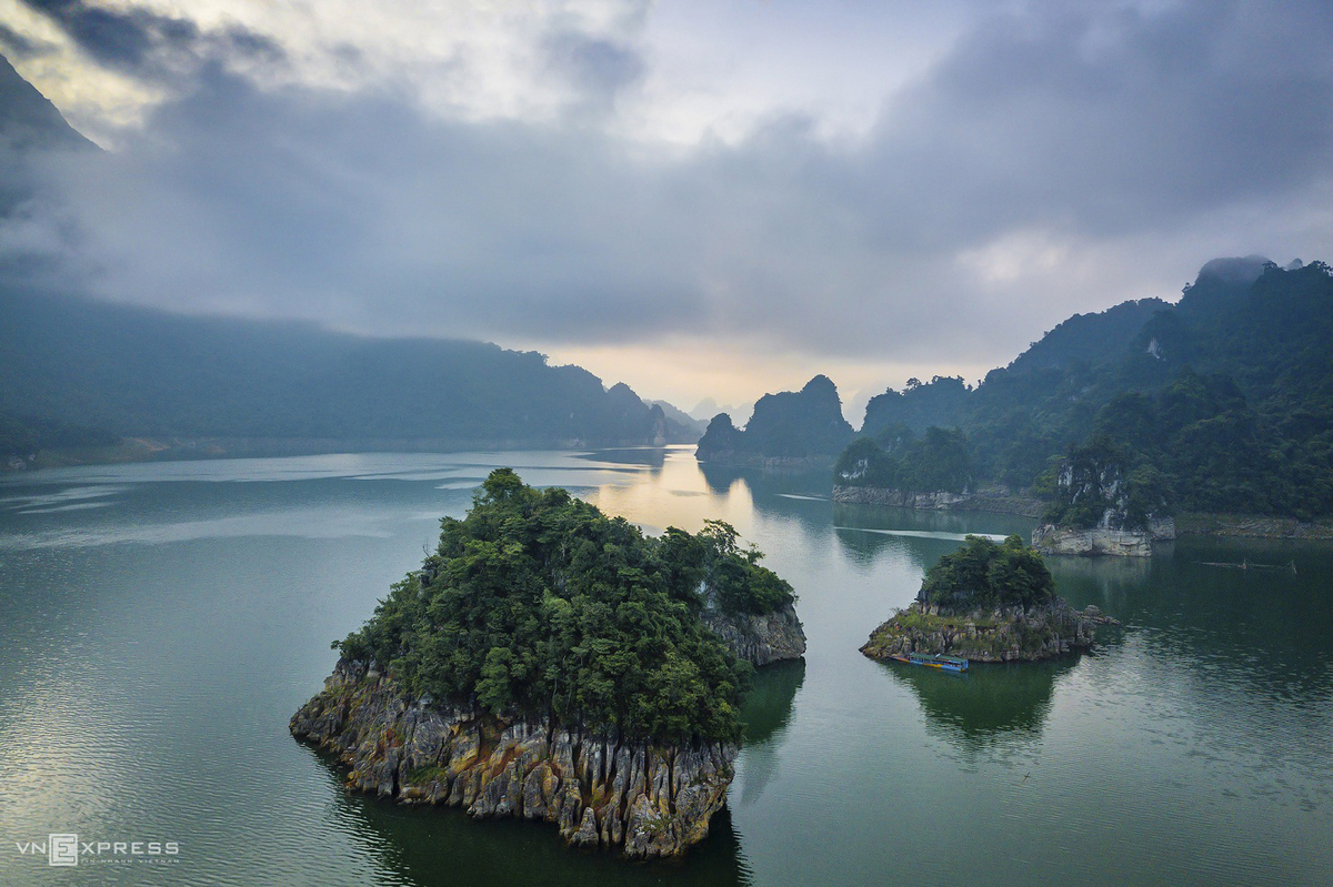 Cảnh hồ Na Hang nguyên sơ, nước trong xanh như ngọc, ven hồ là những cánh rừng nguyên sinh trải dài.