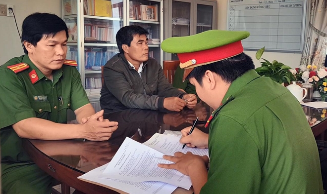 Cơ quan CSĐT Công an tỉnh Phú Yên thực thi lệnh bắt tạm giam bị can Nguyễn Văn Tiên, nguyên Trưởng Phòng TN-MT huyện Đông Hòa