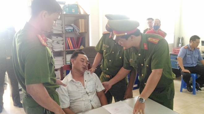 Bị can Phạm Hoàng Huynh, Trưởng Phòng đo đạc bản đồ và viễn thám Chi cục đất đai Phú Yên choáng mệt khi bị khởi tố, bắt tạm giam.   Ảnh: Hữu Toàn