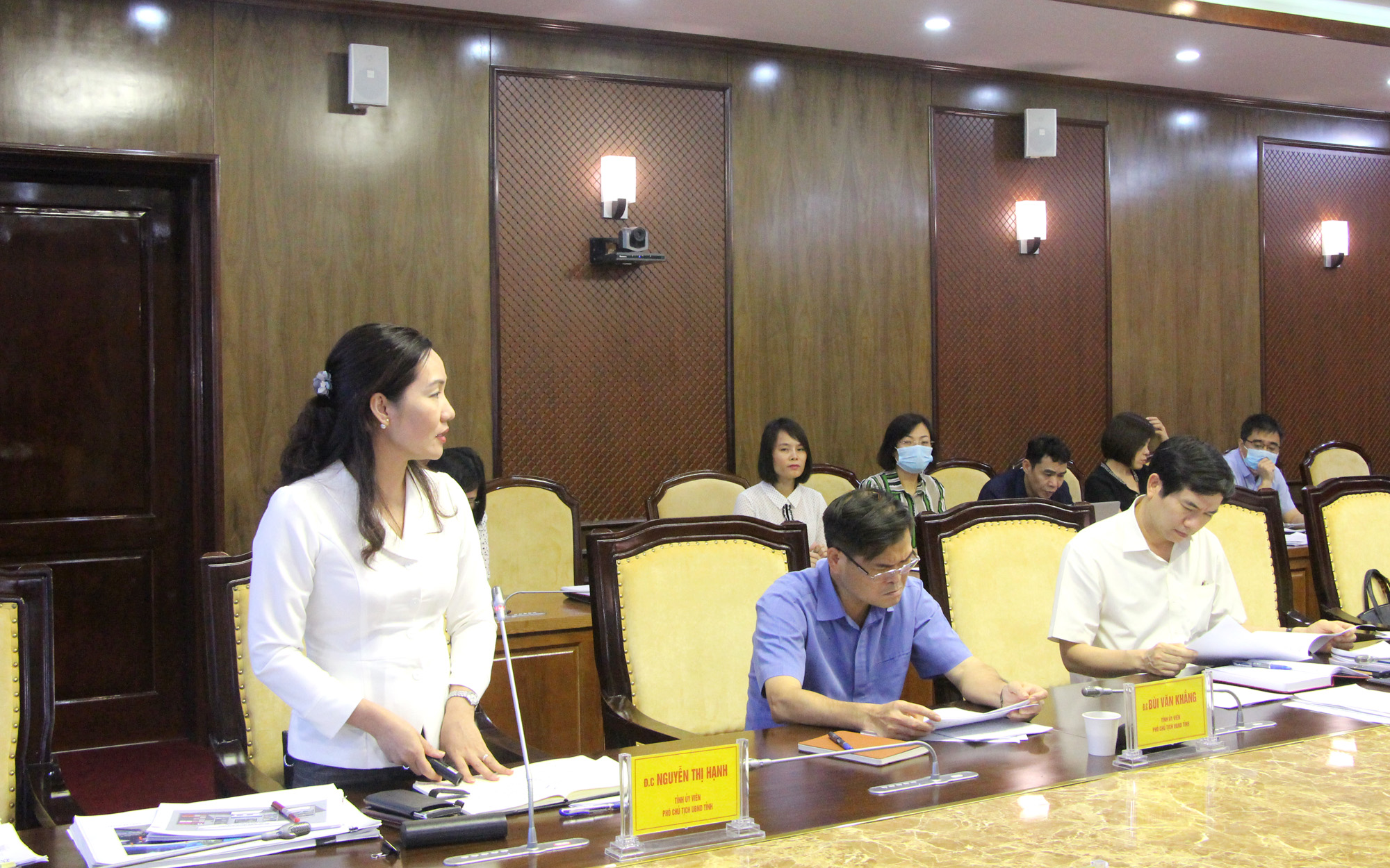 Đồng chí Nguyễn Thị Hạnh, Phó Chủ tịch UBND tỉnh, báo cáo công tác trang trí, khánh tiết cho Đại hội Đảng bộ tỉnh lần thứ XV.
