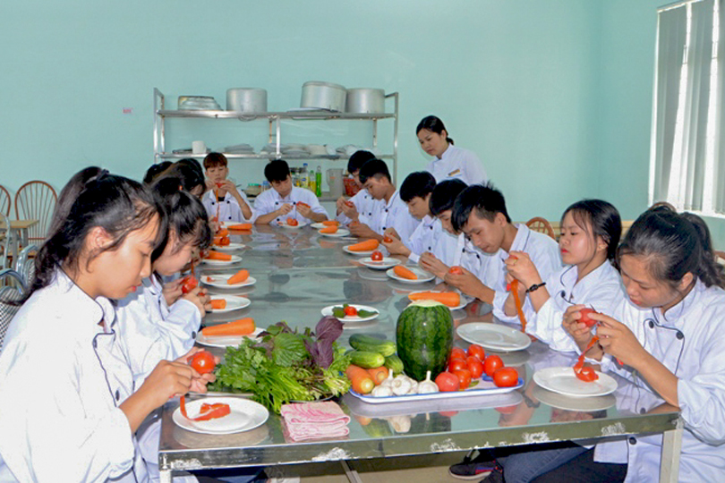 Học viên lớp Nghề kỹ thuật chế biến món ăn (năm 2019) do Phân hiệu đào tạo Móng Cái của Trường Cao đẳng Than - Khoáng sản Việt Nam (TKV) tổ chức. Ảnh: Hoàng Giang