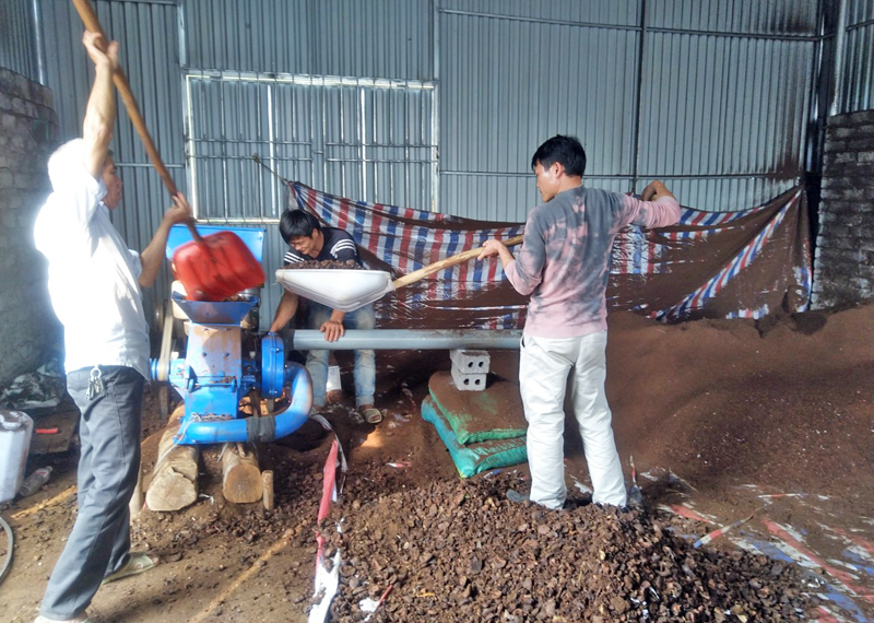 Từ vốn vay ưu đãi của Ngân hàng CSXH và các nguồn khác, anh Hoàng Văn Hồng (xã Hoành Mô, huyện Bình Liêu) đã đầu tư máy móc, thiết bị, nhà xưởng để chế biến phân bón hữu cơ từ vỏ quả sở.