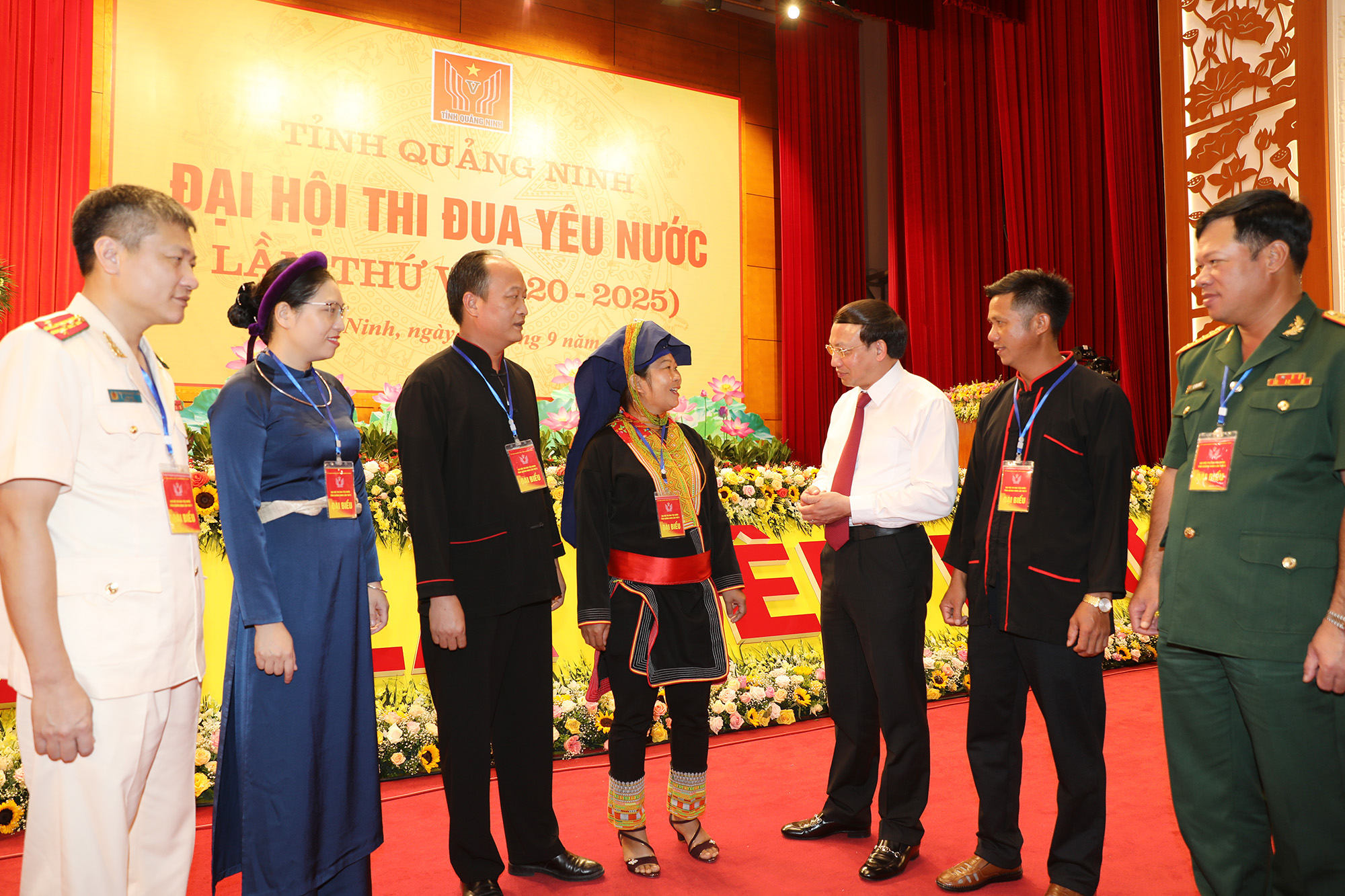 Đồng chí Nguyễn Xuân Ký, Bí thư Tỉnh ủy, Chủ tịch HĐND tỉnh, trò chuyện cùng các điển hình thi đua yêu nước. 