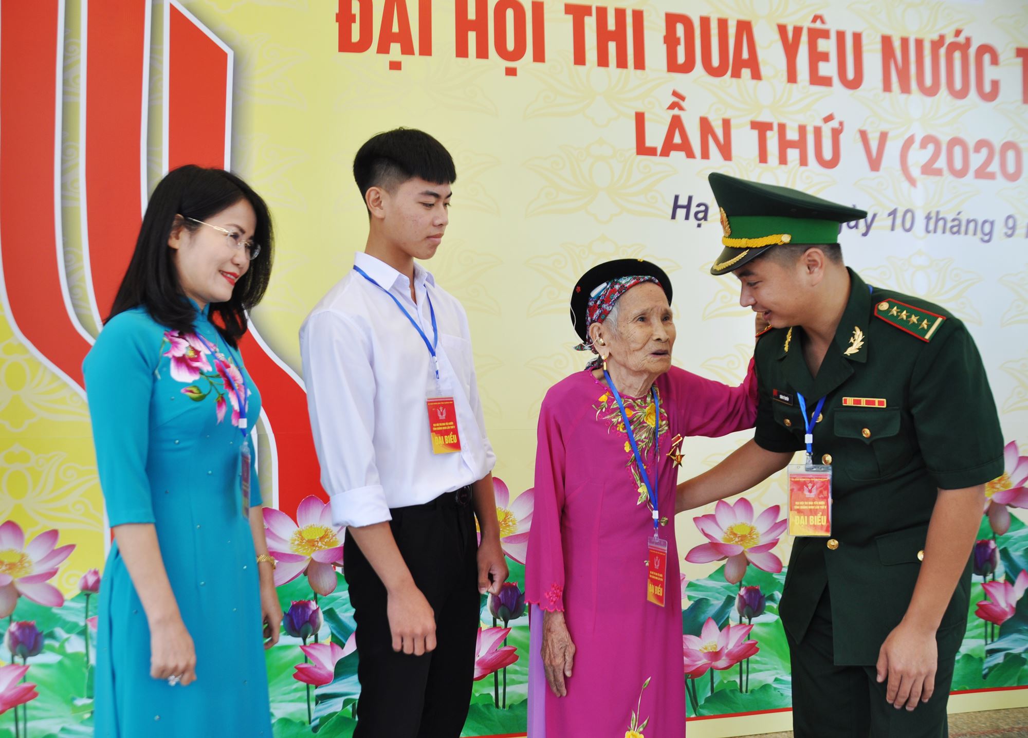 Mẹ VNAH Nguyễn Thị Ngăn động viên các điển hình tiên tiến thi đua yêu nước đại hội.