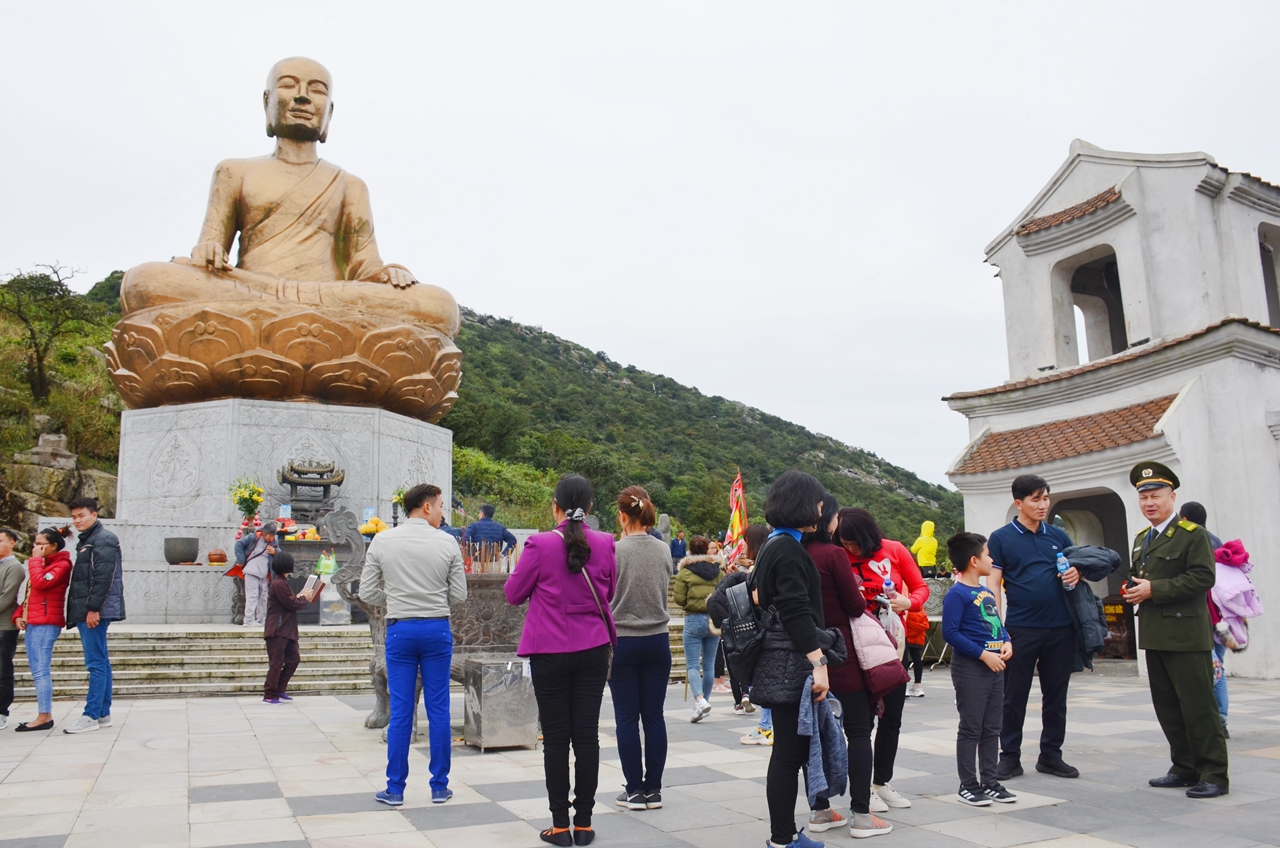 u khách tham quan tại khu vực tượng đài Phật hoàng Trần Nhân Tông (Khu di tích quốc gia đặc biệt Yên Tử).