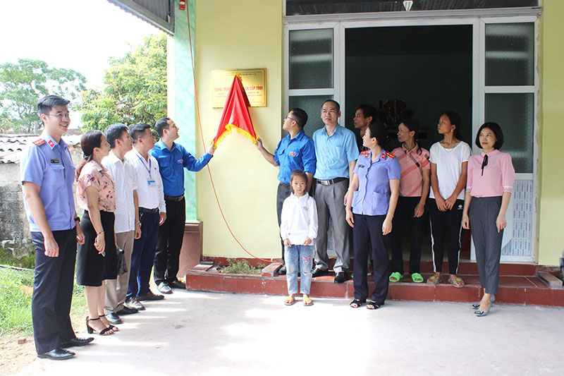 Ban Thường vụ Tỉnh đoàn và Thành Đoàn Móng Cái cũng đã tiến hành gắn biển công trình thanh niên cấp tỉnh tại ngôi nhà của gia đình em Hứa Kiều Hoa