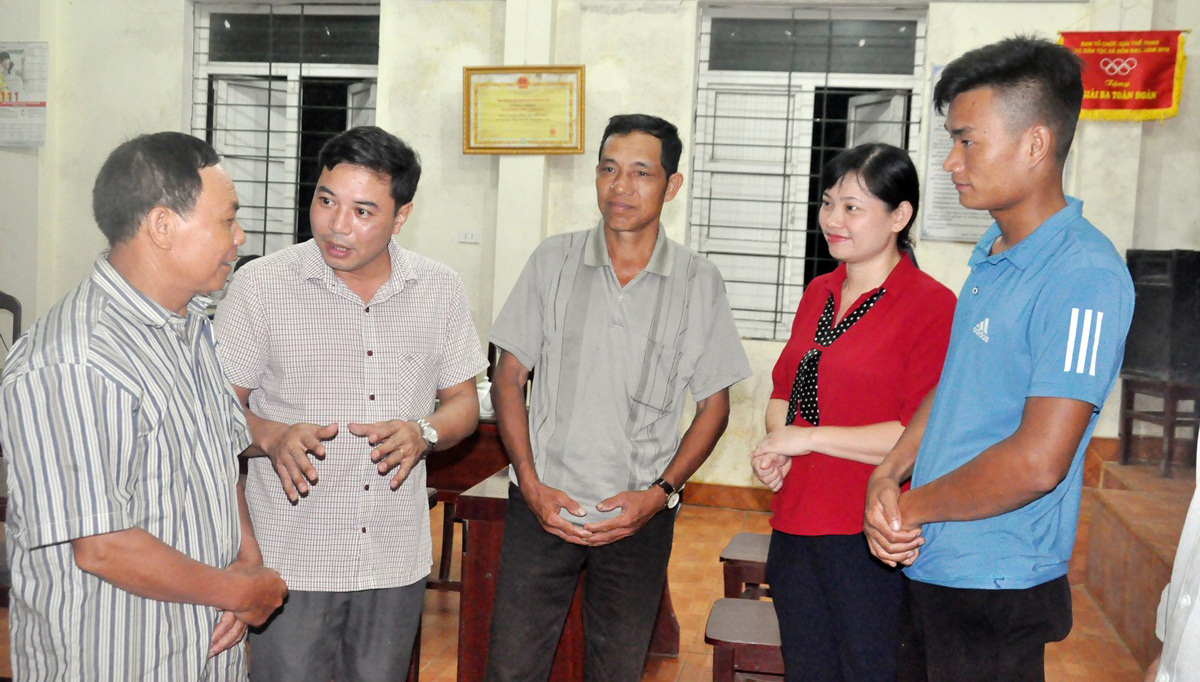 Cán bộ Cơ quan Tổ chức - Nội vụ huyện Ba Chẽ trao đổi, chia sẻ kinh nghiệm với cán bộ thôn Làng Cổng (xã Đồn Đạc) sau buổi sinh hoạt chi bộ thôn.