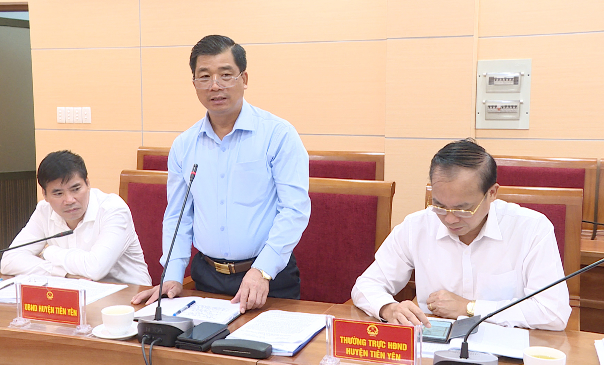 Lãnh đạo huyện Tiên Yên báo cáo tại buổi là việc.