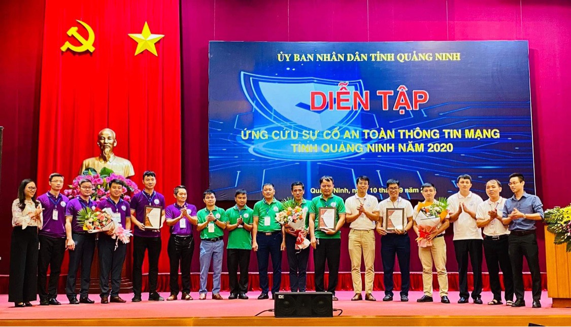 Ban Tổ chức trao giải cho các đội tham gia diễn tập ứng cứu sự cố an toàn thông tin mạng tỉnh Quảng Ninh năm 2020.