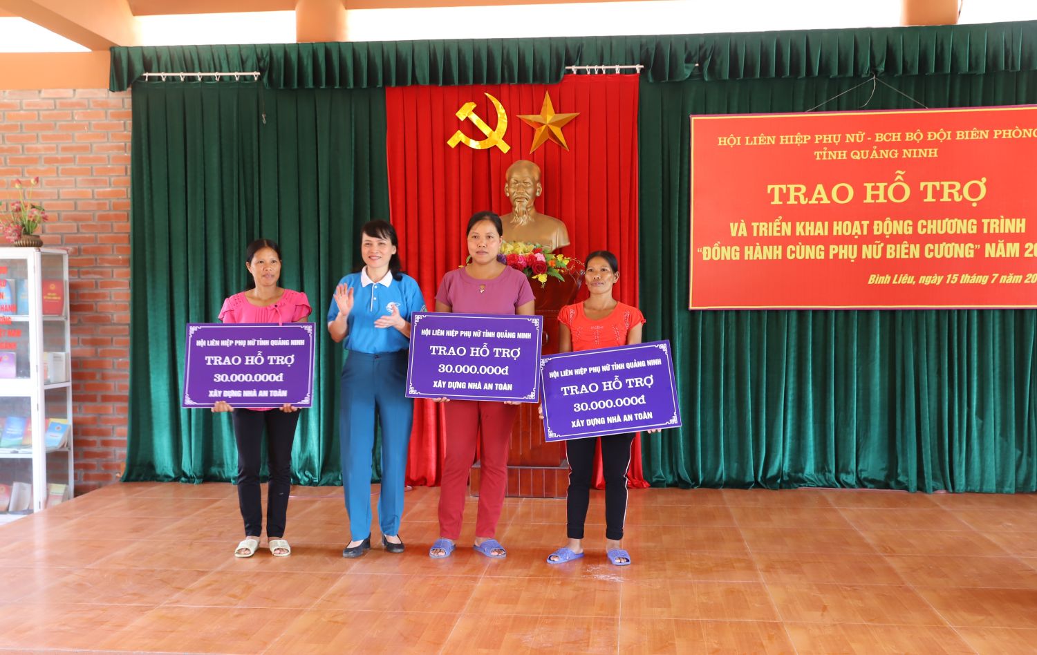 Bà Nguyễn Thị Vinh, Chủ tịch Hội LHPN tỉnh trao hỗ trợ xây dựng nhà an toàn cho phụ nữ khó khăn trên địa bàn huyện Bình Liêu