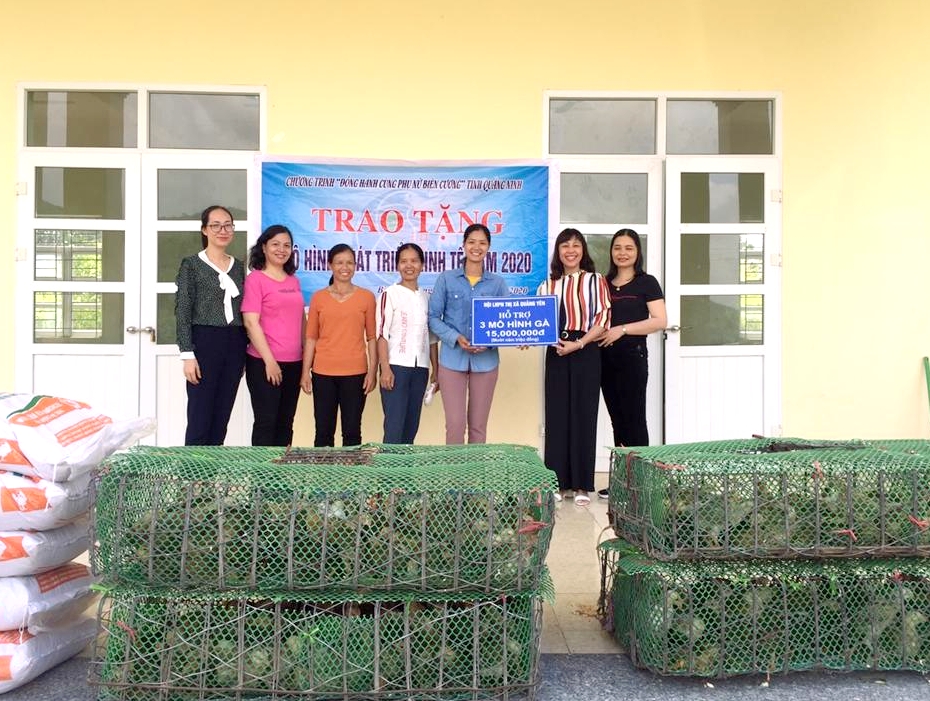 Hội LHPN TX Quảng Yên trao mô hình phát triển kinh tế cho phụ nữ tại huyện Bình Liêu