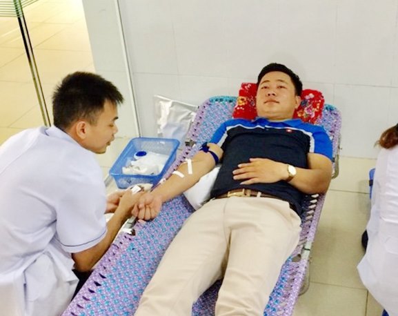 Anh Nguyễn Văn Hiếu tham gia hiến máu tại Bệnh viện Sản Nhi Quảng Ninh năm 2019. (Ảnh: Nhân vật cung cấp)