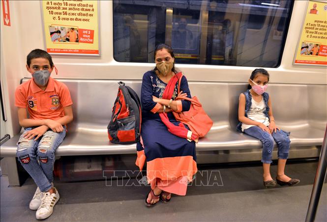 Người dân đeo khẩu trang phòng lây nhiễm COVID-19 khi đi tàu điện ngầm tại New Delhi, Ấn Độ ngày 7/9. Ảnh: THX/TTXVN