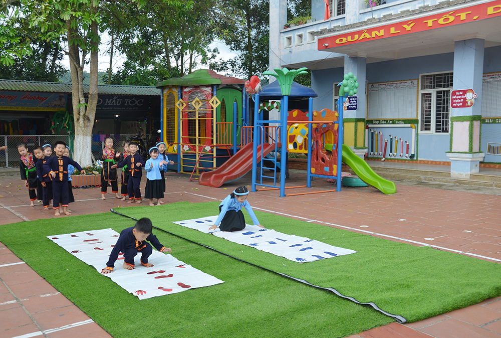 Trẻ 5 tuổi Trường Mầm non Đồn Đạc, xã Đồn Đạc, huyện Ba Chẽ chơi trò chơi vận động, nâng cao thể chất.
