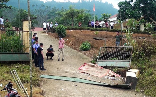 Hiện trường vụ đổ cổng trường tại Phân hiệu Bản Phung, Trường Tiểu học Khánh Yên Thượng (xã Khánh Yên Thượng, huyện Văn Bàn, tỉnh Lào Cai)