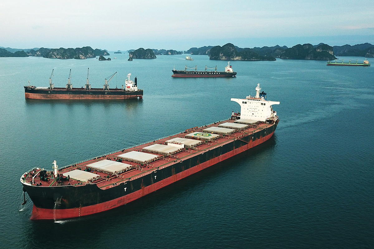 Tàu biển đợi làm hàng tại cảng Hòn Nét, TP Cẩm Phả (7-2020). Ảnh: Đỗ Phương