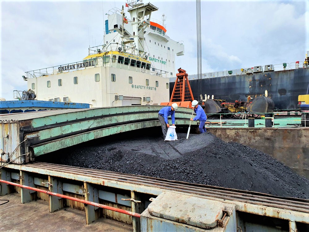 Tàu chở than vào làm hàng tại khu vực chuyển tải Hòn Nét (TP Cẩm Phả). 