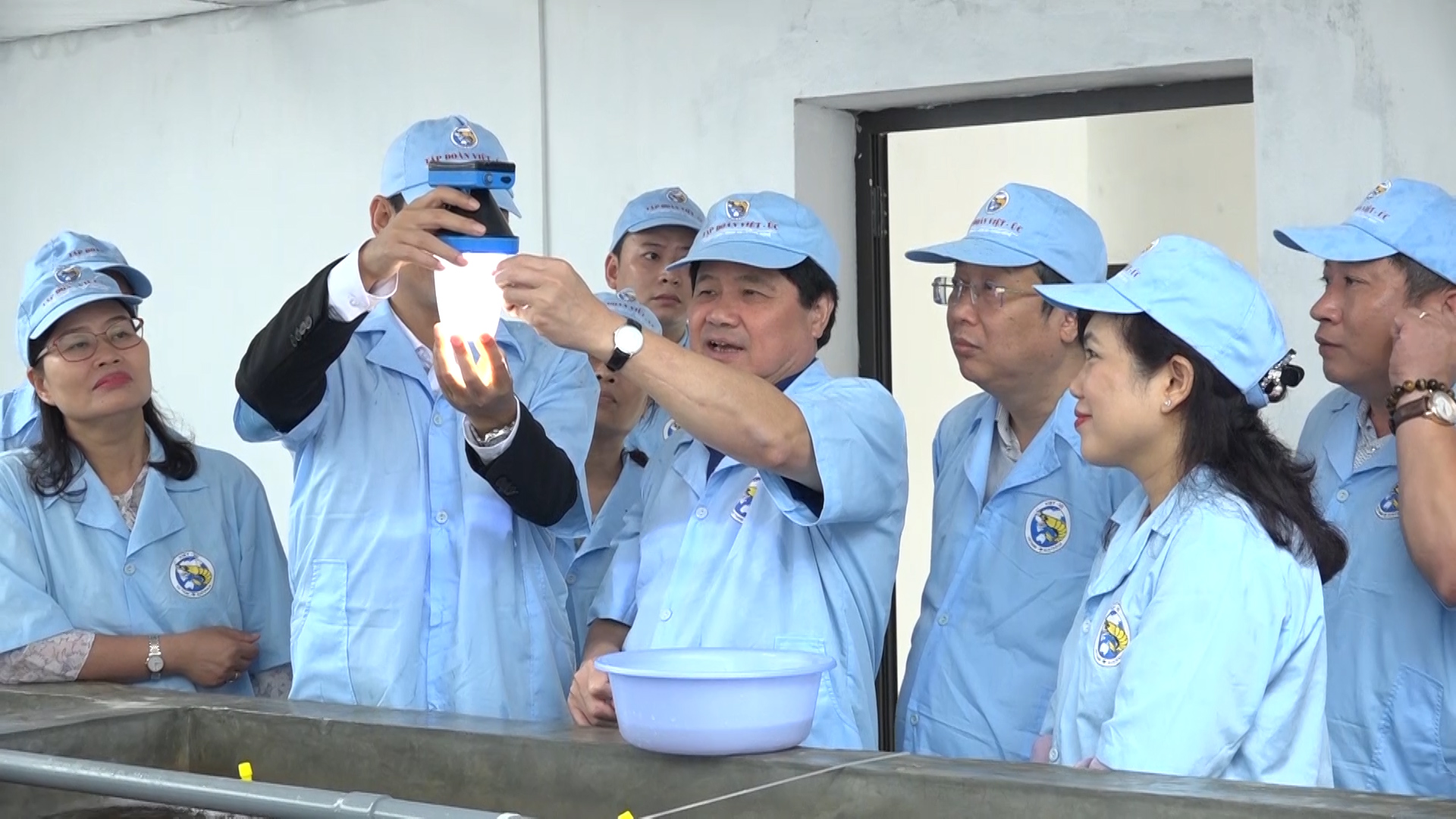 Thứ trưởng Bộ NN & PTNT Lê Quốc Doanh thăm quan Dự án sản xuất tôm giống của Tập đoàn Việt Úc tại Đầm Hà.
