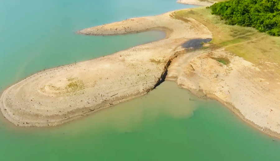 Ngày 15/7 mực nước hồ Yên Lập sụt giảm ở mức thấp nhất trong 20 năm qua.