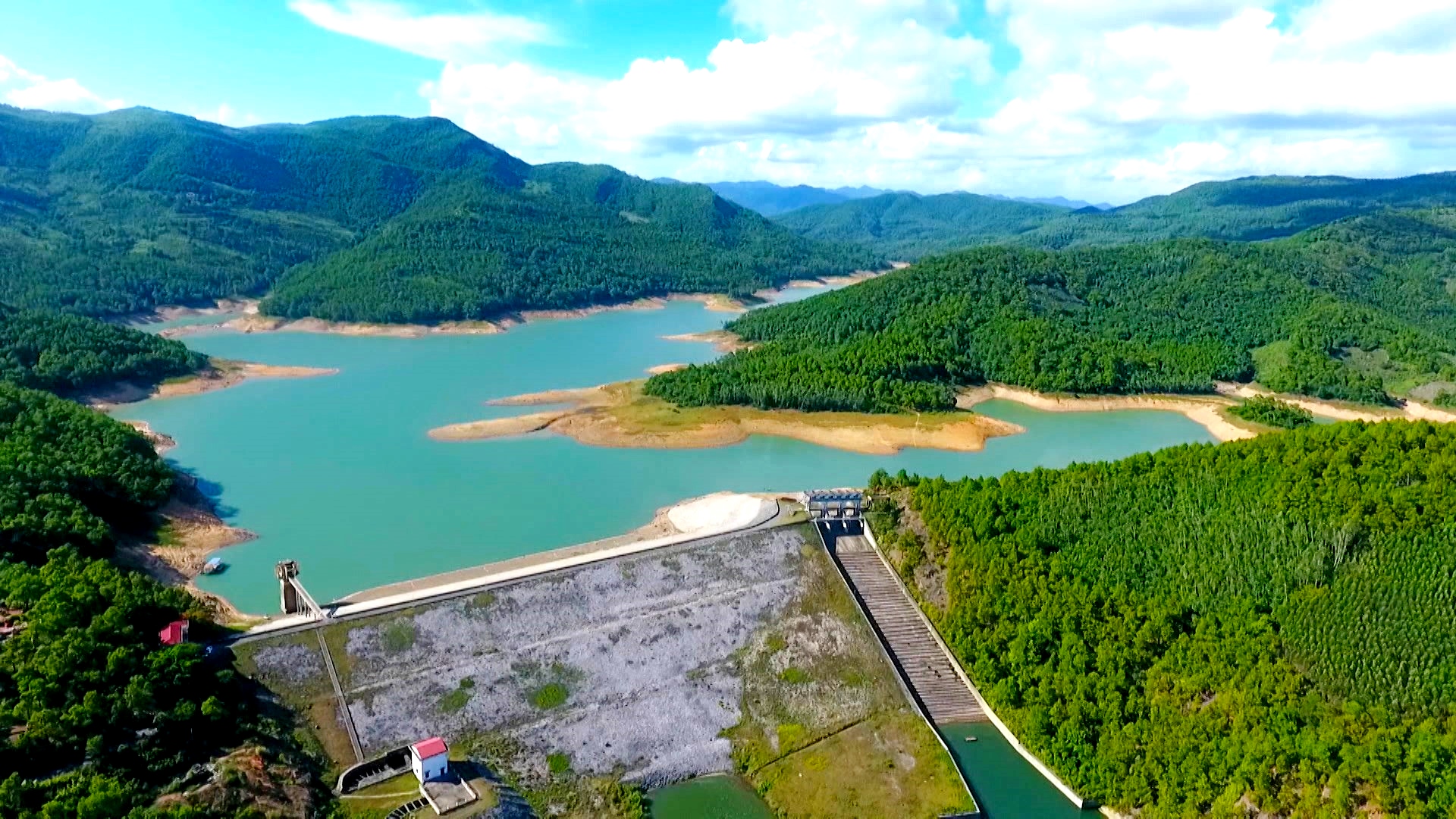 Hồ Yên Lập có lưu vực và phạm vi cung cấp nước rộng lớn, xung quanh đều có rừng phòng hộ.